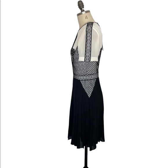 Karen Millen Short Sleeve Dress with Lace Appliqué and Pleated Skirt Size 4 - Picture 4 of 9